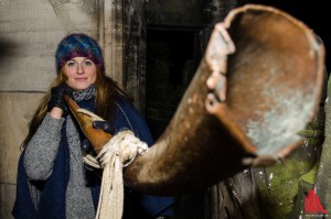 Halbstündlich zwischen 9 und 12 Uhr abends tutet Martje Saljé mit dem historischen Kupfer-Horn. (Foto: th)