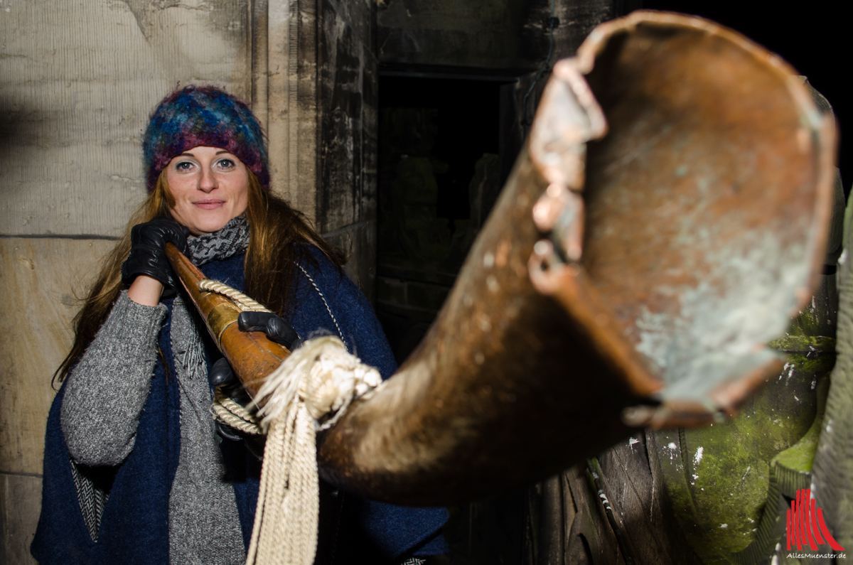 Halbstündlich zwichen 9 und 12 tutet Martje Saljé in das historische Kupfer-Horn. (Foto: th)