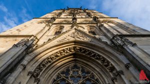 Aufgrund von Schäden am Turm der Überwasserkirche soll kurzfristig eine Absperrung errichtet werden. (Foto: wf / Weber)