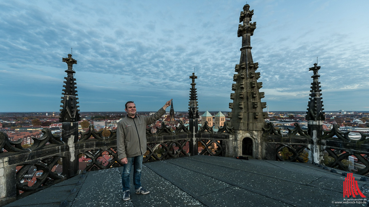 Küster Markus Offer auf dem Turm der Überwasserkirche. Unter seiner Fingerspitze: St. Lamberti. (Foto: wf / Weber)