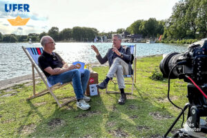ALLES MÜNSTER-Redakteur Michael Bührke im Gespräch mit Antiquar Michael Solder am Ufer des Aasees. (Foto: Thomas Hölscher)
