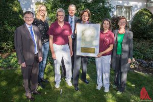 Freuen sich über die Zertifizierung: (v.l.) Prof. Dr. Ludwig Kiesel (UKM), Johanna Thewes (ehemals USC Münster), Prof. Dr. Walter Klockenbusch (UKM), Dr. Christoph Hoppenheit (UKM), Gisela Meese (Initiative „Babyfreundlich“), Dr. Kathrin Oelmeier de Murcia (UKM), Martina Hoffmann-Badache (Gesundheitsministerium). (Foto: th)