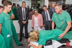 NRW-Wissenschaftsministerin Svenja Schulze ist live bei einem der ersten Simulationstrainings dabei. (Foto: th)