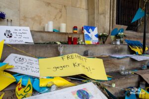 Im vergangen Jahr - zum ersten Jahrestag des Krieges in der Ukraine - hatten Menschen Blumen und Plakate auf der Rathaustreppe niedergelegt. (Archivbild: Thomas Hölscher)