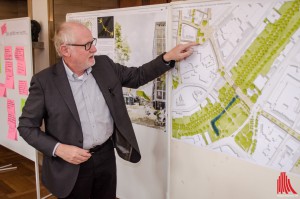 Gerd Aufmkolk erklärt die Pläne zur Umgestaltung der Windthorststraße. (Foto: th)