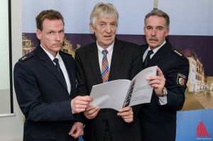 (v.l.:) Andre Weiß (stellv. Chef der Autobahnpolizei), Polizeipräsident Hubert Wimber und Udo Weiss (Direktion Verkehr) stellen den Fallbericht zur Verkehrsunfallentwicklung 2014 vor. (Foto: th)