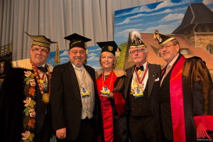 Bei der Matinee der KG Unwiesität stand Hannelore Kraft im Mittelpunkt. Ehrenrektor Hanspeter Kunze (2.v.r.) führte durch die Veranstaltung. Laudator Dr. Ludger Stratmann (2.v.l) Rektor Michael Urmanska (l.) gratulierten der neuen Dr. Humoris Causa genauso, wie dem Unwiesen Magister Klaus Berger (r.). (Foto: cabe)