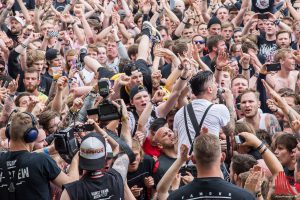 Anti-Flag verlegen das Konzert ins Publikum. (Foto: th)