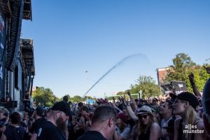 Abkühlung für die 16.000 Besucher vor den zwei Bühnen. (Foto: Thomas Hölscher)