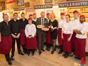 Gastronom Joachim Rehkämper eröffnet mit seiner Ehefrau Diana (Bildmitte) sein zweites Lokal in Münster. (Foto: cabe)