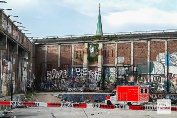 an den alten OSMO- Hallen wurde am Samstagabend ein Mann schwer verletzt. Das Ordnungsamt hat die hinteren Bereiche jetzt abgesperrt. (Foto: Ralf Clausen)