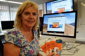 Fachbereichsleiterin Anke Wermelt am iMac im Schulungsraum der vhs Münster. (Foto: vhs Münster)