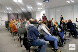 Die Diskussion zum Auftakt der Ausstellung wurde kontrovers geführt, da auch Anwender und Kontrolleure von Tierversuchen anwesend waren. (Foto: Susanne Wonnay)