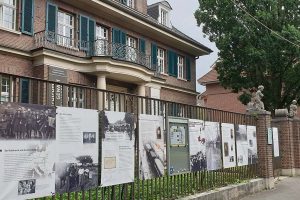 Die Sonderausstellung „Einige waren Nachbarn – Täterschaft, Mitläufertum und Widerstand im Holocaust“ am Außenzaun der Villa ten Hompel als „Gallery Walk“. (Foto Stadt Münster / Villa ten Hompel)