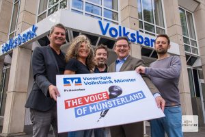 The Voice of Münsterland geht ins fünfte Jahr. Mit dabei (v.l.).: die Veranstalter Ralf Bövingloh, Ana Voogd und Ekki Kurz, sowie Thomas Jakoby von der Vereinigten Volksbank Münster und Teilnehmer Benjamin Kovacs. (Foto: Thomas Hölscher)