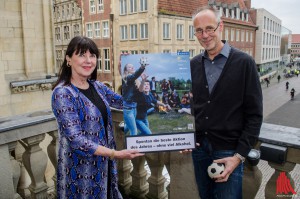 Anna Pohl vom Amt für Kinder, Jugendliche und Familien und Georg Pieper von der Drogenhilfe werben für das neue Programm der Kampagne "Voll ist out". (Foto: th)