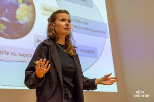 Fast 1000 Anmeldungen gab es für den Vortrag von Luisa Neubauer zu „Klimapolitik ist Friedenspolitik“, aber nur die Hälfte davon passte in den größten Hörsaal im Fürstenberghaus. (Foto: Thomas Hölscher)