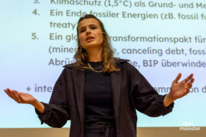 Luisa Neubauer stellte den Entwurf für einen „Neuen Friedensvertrag fürs Klima“ vor. (Foto: Thomas Hölscher)