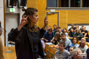 Luisa Neubauer stellte den Zusammenhang zwischen Klimawandel und Frieden mit vielen Aspekten dar, blieb dabei aber verständlich und unterhaltsam (Foto: Thomas Hölscher)