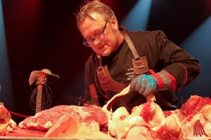 Fleischsommelier Christoph Grabowski zeigte auf der Wagyu-Gala live, wie man edles Fleisch richtig bearbeitet und hielt einen Vortrag zum respektvollen Umgang mit Lebensmitteln.