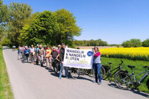 35 Radfahrerinnen und Radfahrer waren bei der Tour "Wandeln und Handeln" unterwegs. (Foto: Suessenguth / Vamos)