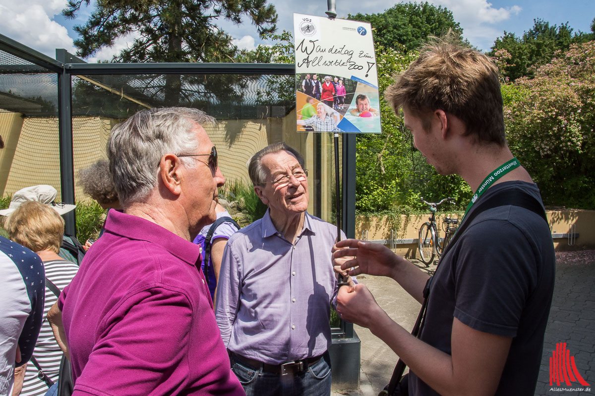 Immer mit dem Schild in der Hand schritt Franz Müntefering beim Rundgang durch den Allwetterzoo voran. (Foto: th)