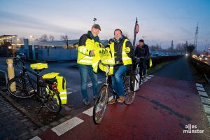 Christoph Becker und seine Kollegen von der Verkehrswacht Münster verteilten Warnewesten. (Foto: Michael Bührke)