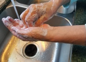 Das regelmäßige und gründliche Händewaschen ist nur ein Teil der AHA-Formel. (Symbolbild: CC0)