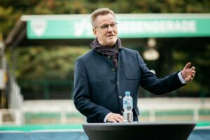 Uni-Rektor Prof. Dr. Johannes Wessels hieß die rund 5000 Erstis willkommen. (Foto: Uni Münster / Christoph Steinweg)