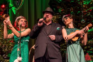 Richie Alexander singt mit Jule Balandat und Tina Werzinger. (Foto: th)