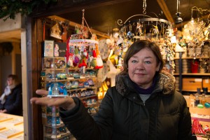 Jutta Finke-Schneider verkauft Handgemachtes. Besondere Hingucker: Die Schneekugeln mit Münster-Motiven. (Foto: cabe)