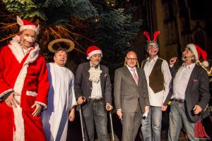 Oberbürgermeister Markus Lewe (3.v.r) und die 6-Zylinder eröffneten die Weihnachtsmärkte in Münster. (Foto: th)