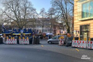 An einzelnen Sperrstellen, wie hier am Harsewinkelplatz, wird das Sicherheitspersonal erhöht. (Foto: Michael Bührke)