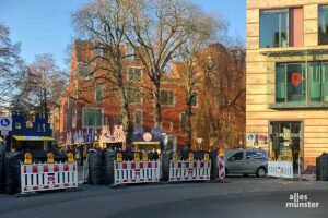 Auf dem Weihnachtsmarkt kommen auch wieder mobile Sperren mit Wassertanks zum Einsatz. (Archivbild: Michael Bührke)