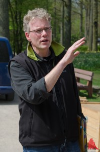 Projektleiter Manfred Belle erläutert den Aufbau des Weltgarten-Pavillons. (Foto: th)