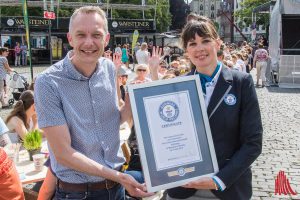 Lena Kuhlmann von Guinness World Records überreicht die URkunde für den Weltrekord an Tino Gottschalk von Arla-Deutschland. (Foto: th)