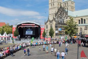 Nur ein Teil des Picknicktisches vor der Domkulisse. (Foto: sg)