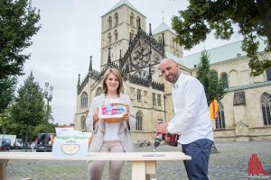 Für den längsten Picknicktisch der Welt werden über 5000 Schrauben verbaut. Veranstalter Melissa Breitkopf und Markus Pließnig legen selber Hand an. (Foto: th)