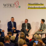 Dr. Wulf Schmiese, Vitali Klitschko, Boris Pistorius und Dunja Hayali (v.l.) während der Eröffnung der Konferenz. (Foto: Thomas Hölscher)
