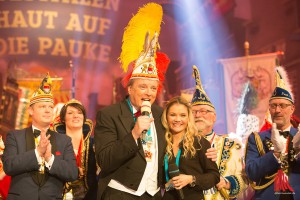 Gala-Urgestein und Moderator Dr. Uwe Koch brillierte und präsentierte die Mottolied-Sängerin Alexandra Pietrucha. (Foto: cabe)