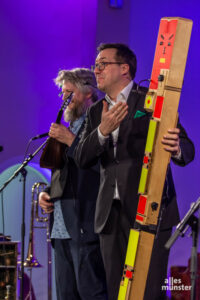 Tobias Reisige stellt die Subgroßbassblockflöte vor. (Foto: Thomas Hölscher)