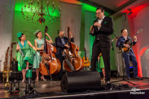 Immer wieder spielten die Zucchini Sistaz gemeinsam mit den drei Herren von Wildes Holz. (Foto: Thomas Hölscher)