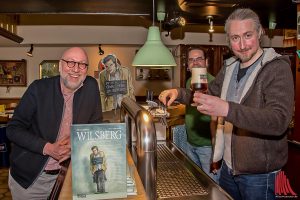 Jörg Hartmann (r.) schenkt Jürgen Kehrer (l.) unter der sachkundigen Anleitung vom Wirt Karsten "Kasi" Franek einen ein. In der Kneipe "Kasi's Kling-Klang" beginnt der Comic. (Foto: mb)