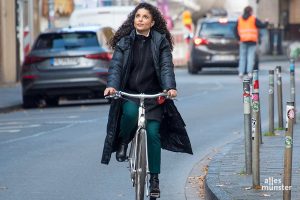 Die Schauspielerin unterwegs in Münster, natürlich auf dem Fahrrad. (Foto: Bührke)