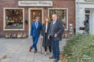 Ina Paule Klink am Rande von Wilsberg-Dreharbeiten mit Leonard Lansink (re.) und Oliver Korittke. (Foto: Carsten Pöhler)