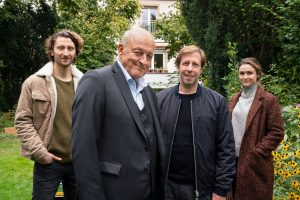 "Wilsberg"-Drehstart für Hauptdarsteller Leonard Lansink (2.v.l.) und Oliver Korittke (3.v.l.), hier mit den Episodendarstellern Moritz Heidelbach und Isabella Krieger). (Foto: ZDF / Thomas Kost)