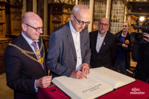 ZDF-Redakteur Martin R. Neumann, hier beim Eintrag ins Goldene Buch der Stadt Münster anlässlich der 50. Folge. (Foto: Thomas Hölscher)