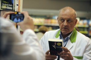 In der Wilsberg-Jubiläumsfolge ermittelt Leonard Lanksink verdeckt in einem Supermarkt. (Foto: ZDF / Warner Bros.)