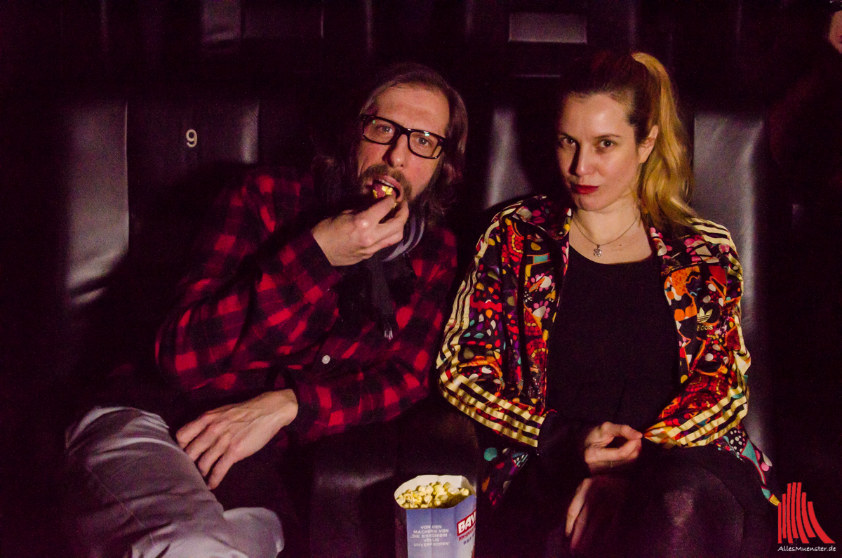 Oliver Korittke alias Ekki und Nebendarstellerin Mirijam Verena Jeremic genießen den Film bei etwas Popcorn. (Foto: th)