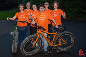 Mit Fatbikes unterwegs für den guten Zweck: Comedian Hennes Bender mit (v.l.) Partnerin und Kinderbuchautorin Fritzi Bender und den "WirSuperhelden" Marion Lüdke, Natalija Renz, Heike Czwalina und Antje Roggenstein. (Foto: cabe)